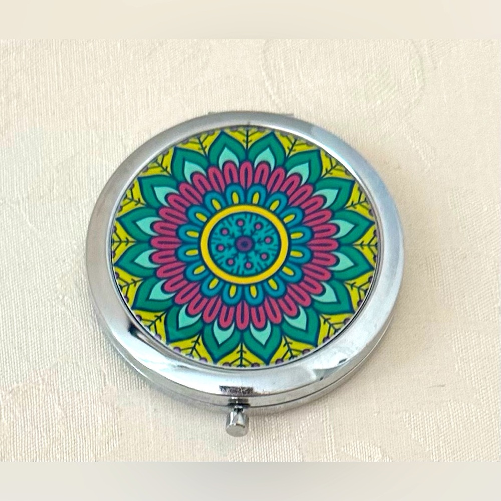 Foldable Mirror With Cute Design